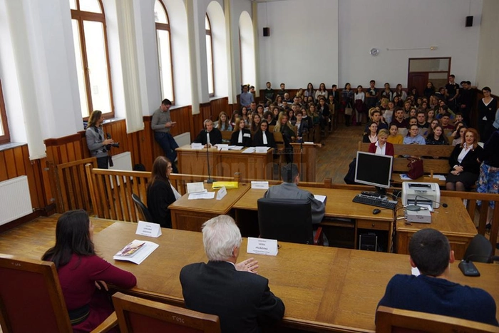 O sala de judecata in care se afla mai multi participanti