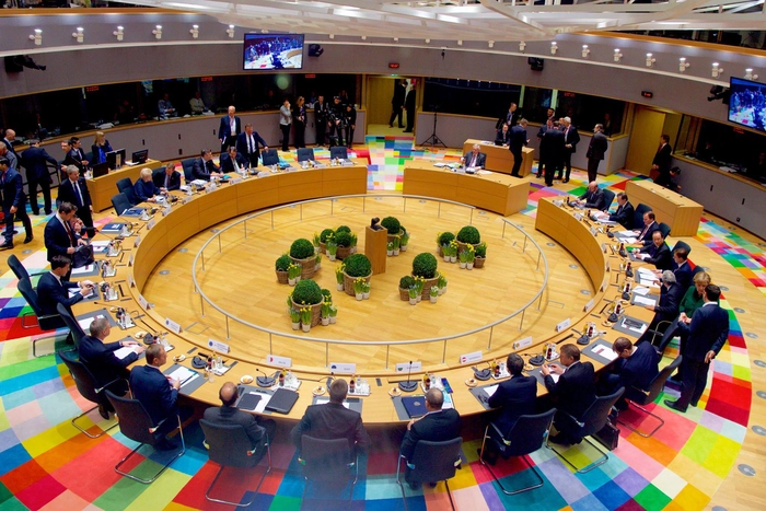 membrii consiliului european si comisiei europene, in timpul unei sedinte