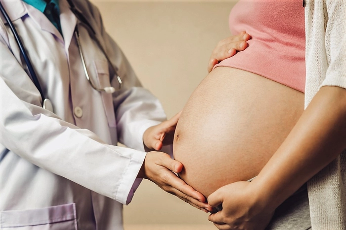 femee insarcinata la doctor