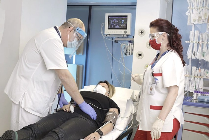 doua cadre medicale care investigheaza un pacient