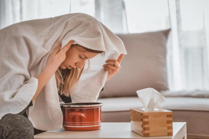 femeie răcită care face inhalații
