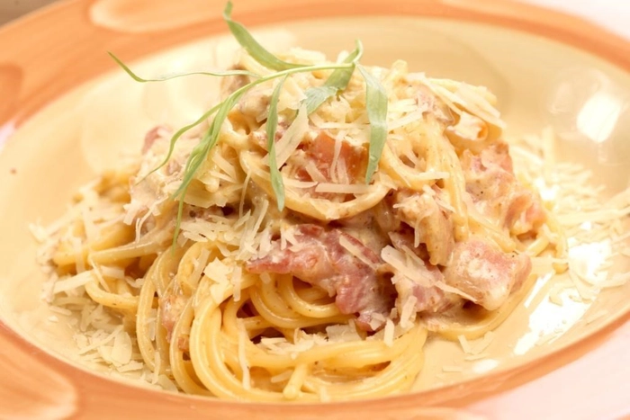 paste carbonara pe o farfurie