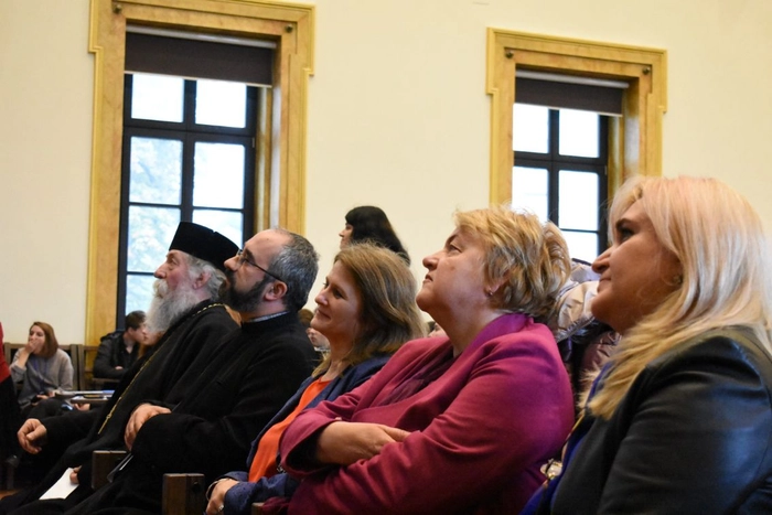 persoane care sunt atente la cine vorbeste