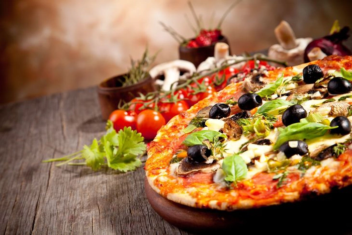 o pizza langa mai multe ingrediente