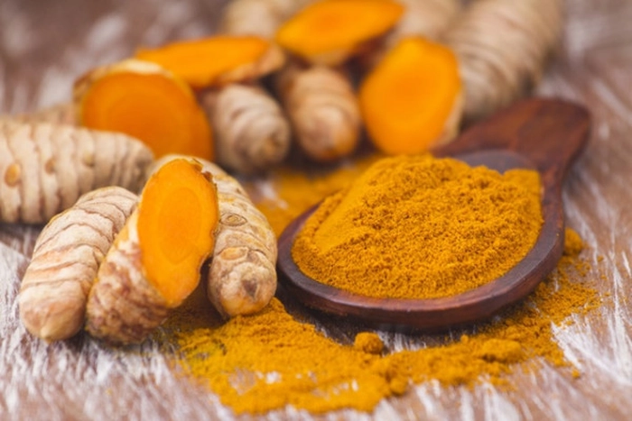 praf de curcuma și rădăcină de turmeric