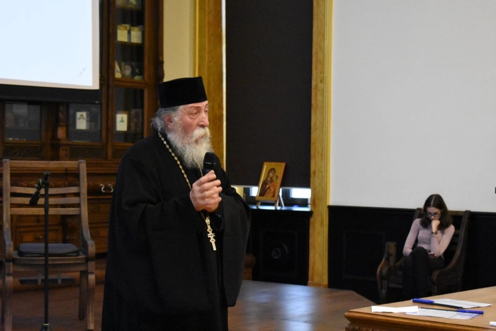 un parinte de la biserica care vorbeste