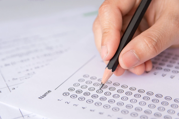 persoana ce noteaza la examen ceva