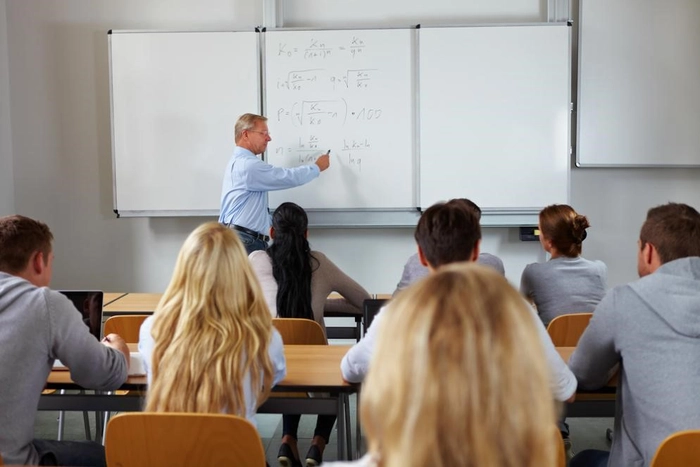 un profesor care preda elevilor
