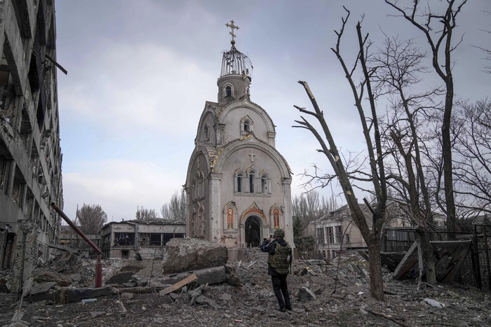 Mariupol după o lună de război, biserica din Mariupol, dezastru provocat de bombardamentelor fortelor armate ruse in Mariupol