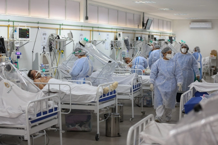 mai multe cadre medicale oferaingrijirepacientilor in sectiile ATI
