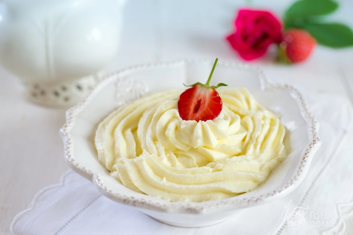 crema cu mascarpone intr-un vas cu o capsuna