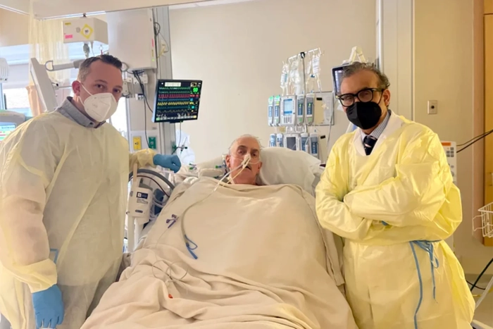 barbat la patul de operatie si medicii