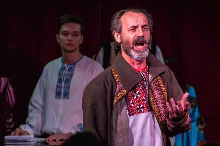  regizorul ucrainean Konstantin Grosman jucand intr-o piesa de teatru