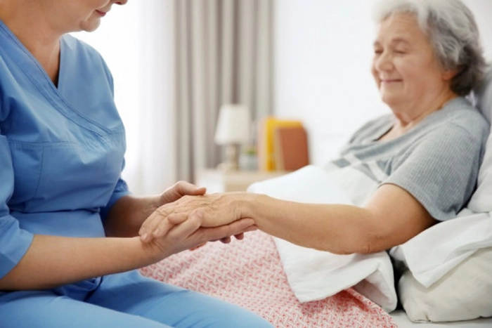 o asistenta care face masaj de recuperare unei femei cu avc