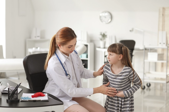 medic care tine mana pe burta unei fetite