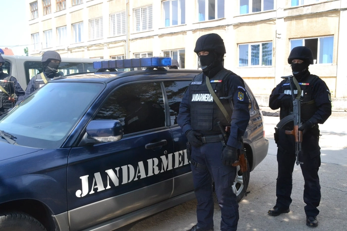  O autospeciala a Jandarmeriei si mai multi jandarmi