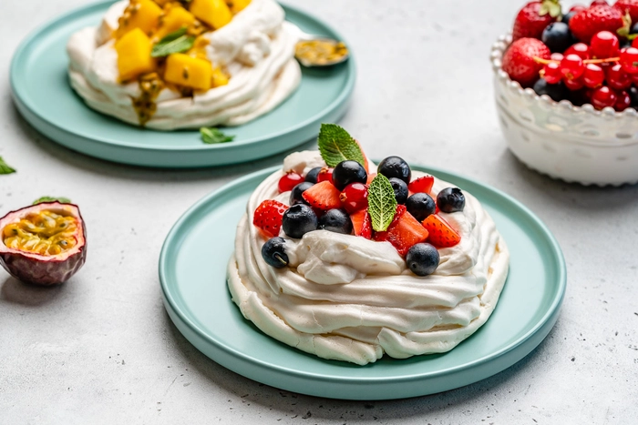 tort pavlova cu fructe