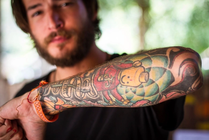 tatuaj pe antebrațul unui bărbat
