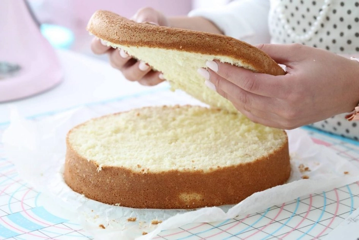 femeie care tine in mana un blat pentru tort