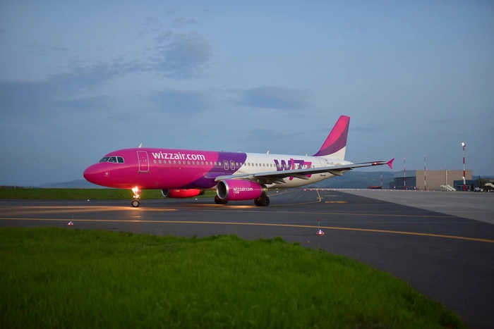 aeroport wizzair pe pista de decolare