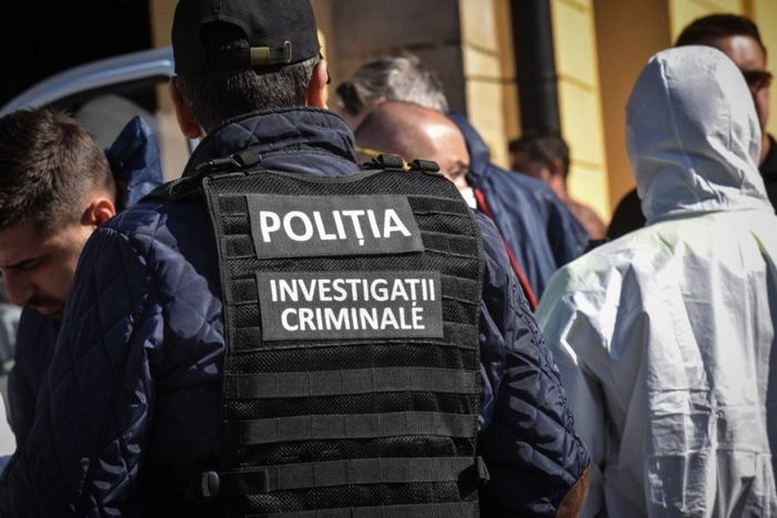 mai multe persoane si un agent de la investigatii criminale