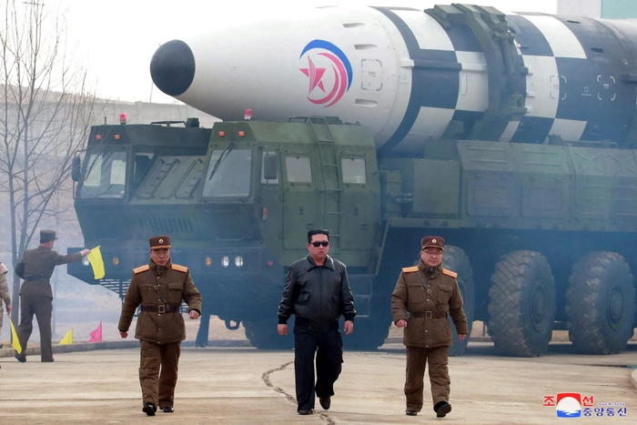 lider Coreea de Nord racheta