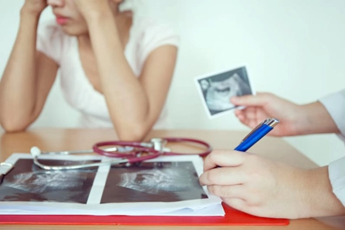 o femeie care a făcut ecografie și un medic