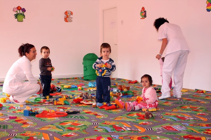 doua asistente medicale la cresa se joaca cu copiii