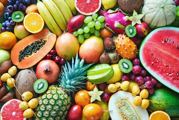 mai multe fructe si alimente pe o masa