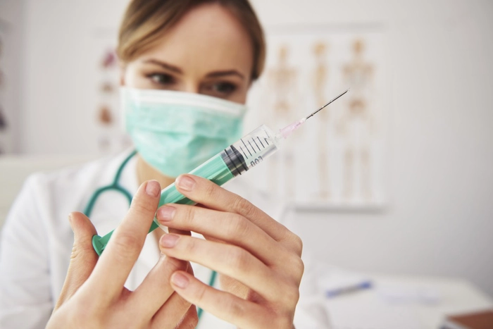 medic care tine in mana o seringa