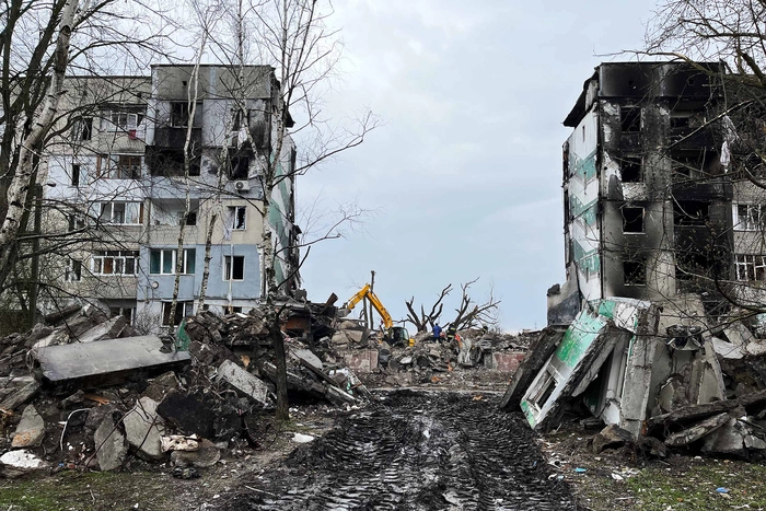 nouă civili au fost găsiţi morţi, bloc de apartamente distrus de bombardamentele rusilor