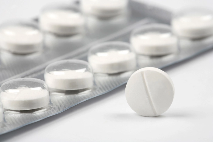 un blister și o pastilă albă de paracetamol