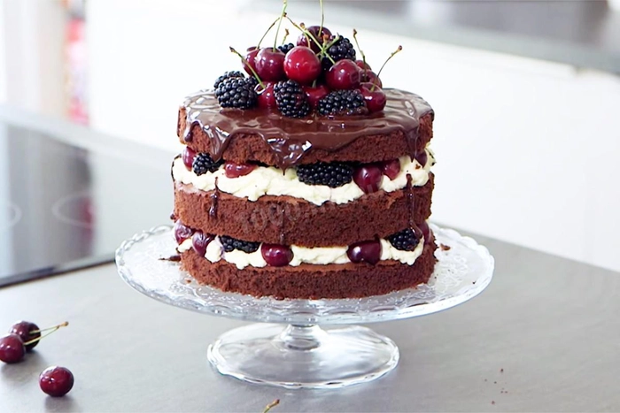 un tort din mascarpone si ciocolata pe un suport