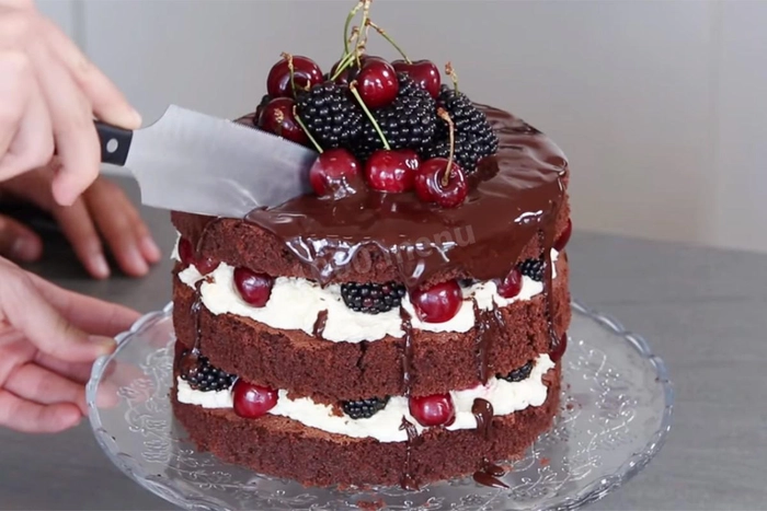 persoana care taie un tort din mascarpone si ciocolata
