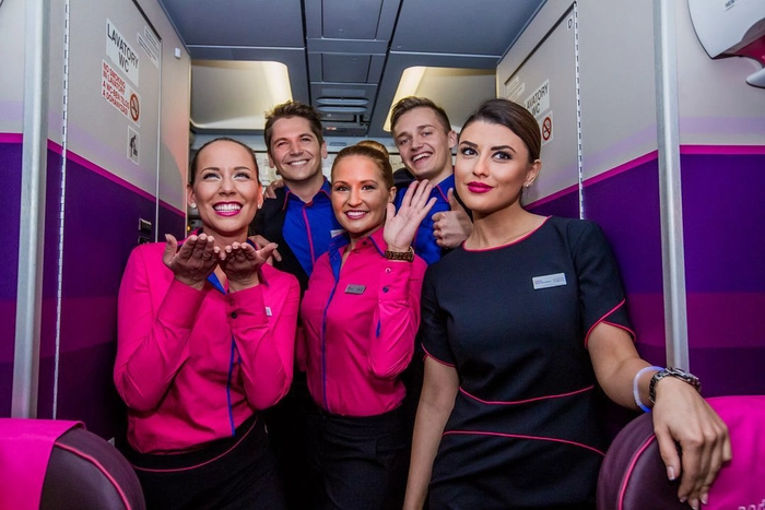 mai multe persoane din echipa de zbor al unui avion wizz air