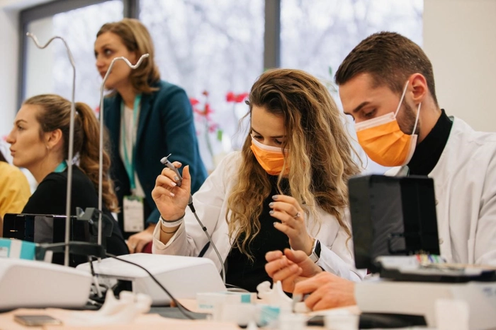 studenti in halate albe care sunt la laborator