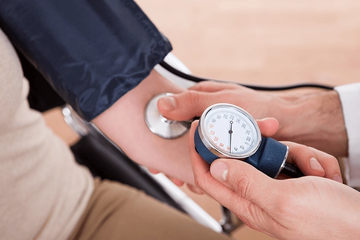 un medic care utilizeaă un tensiometru