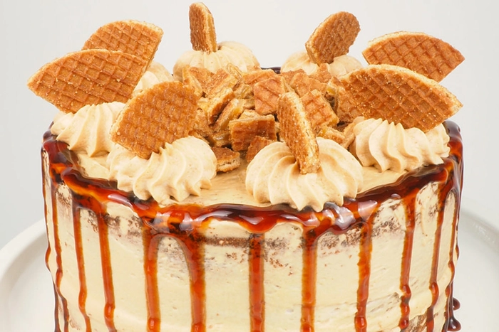 un tort cu cremă de caramel, ornat cu napolitane