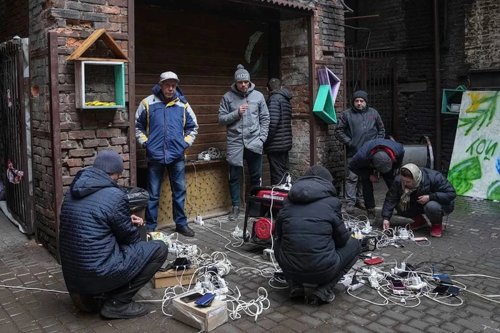 zeci de mii de morţi Mariupol, oameni din Mariupol ce cauta alternative dupa ce au ramas fara curent, apa sau hrana in urma invaziei armatei ruse