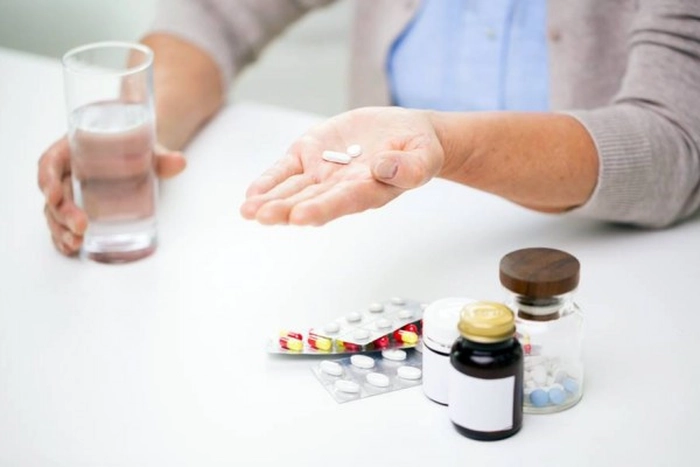 o femeie care ia medicamente antiiflamatoare