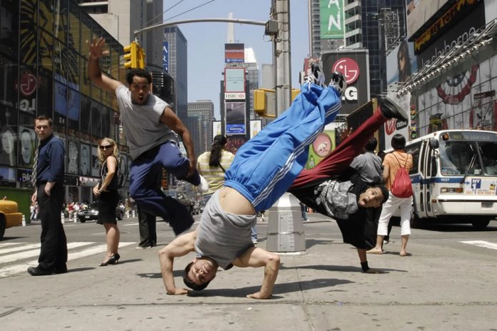 băiat care face breakdance