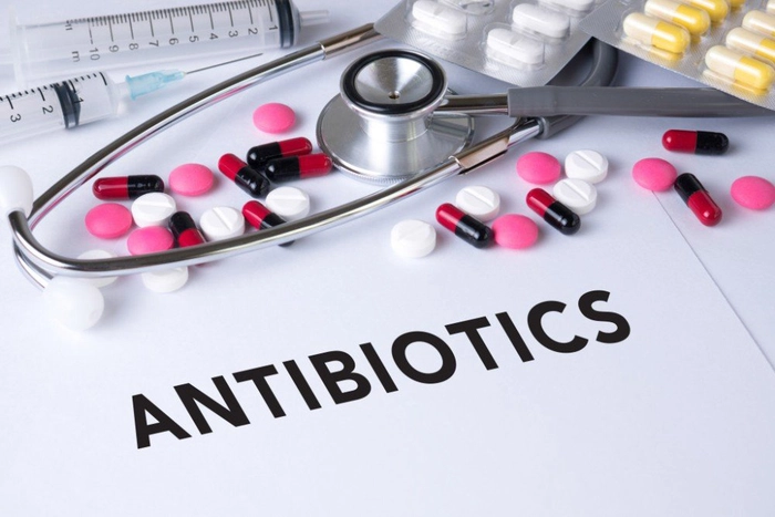 mai multe antibiotice pe o masa langa un stetoscop