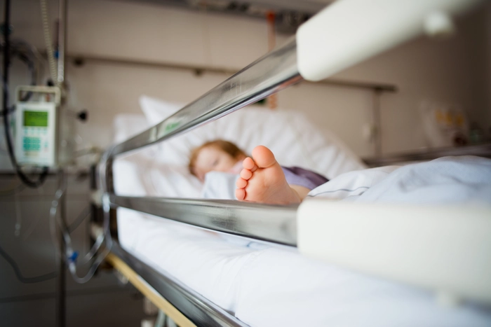 hepatita misterioasă și paracetamolul, copil ce doarme intr-un pat de spital