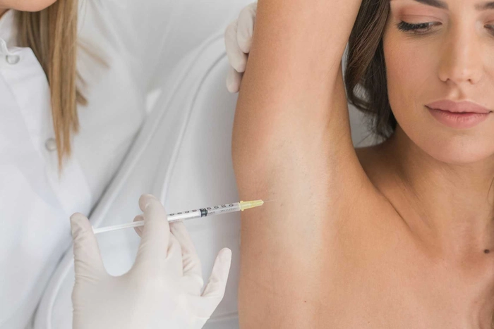 medic care injectează unei femei toxina botulinică