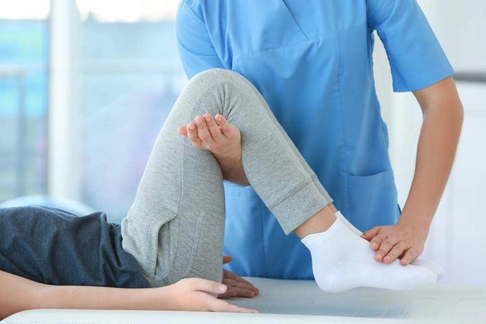 un fizioterapeut care ajută un pacient