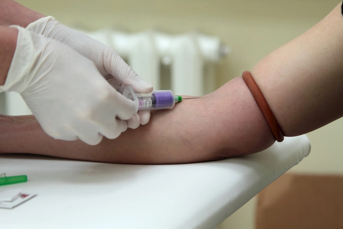 medic care ia proba de sange unei persoane din vena