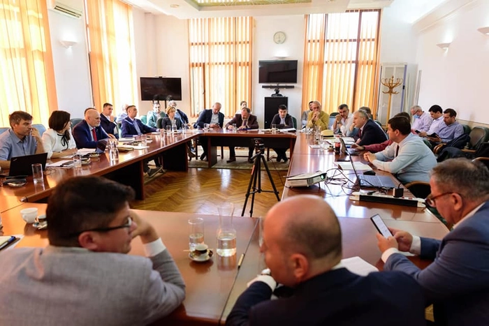  mai multe persoane politice la o conferinta