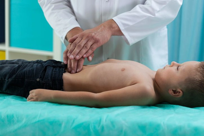 un copil verificat de medic pentru apendicită