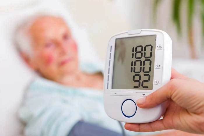 persoana care verifica unei femei in varsta tensiunea arteriala