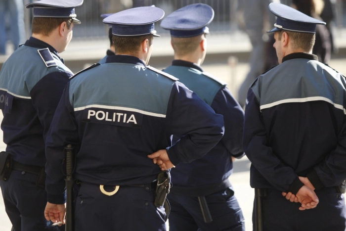  4 politisti care stau cu spatele